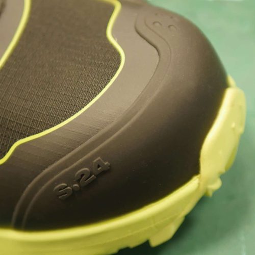 zoom sur l'avant d'une chaussure noire et jaune