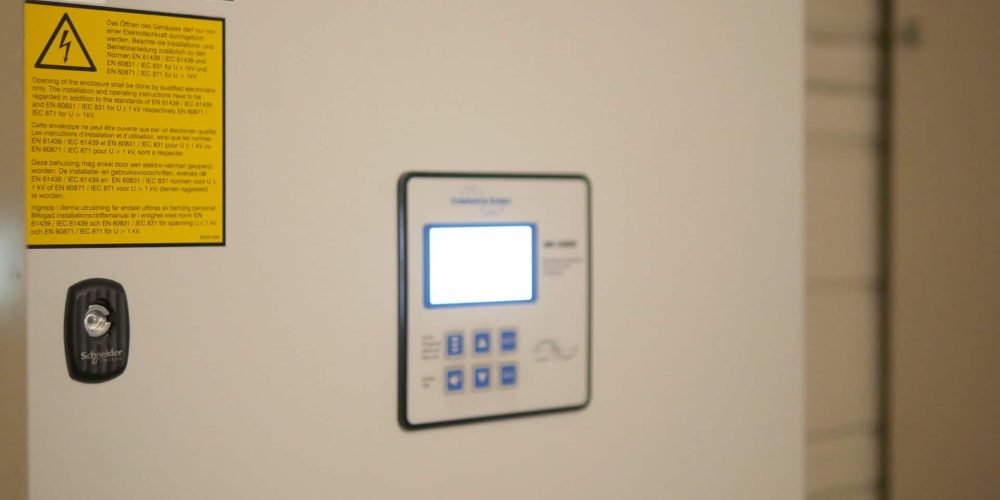 porte d'un tableau électrique avec écran lumineux