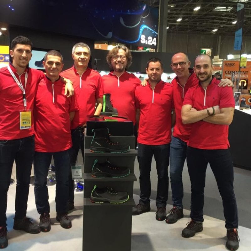 hommes habillés en rouge se tenant sur le stand d'une exposition