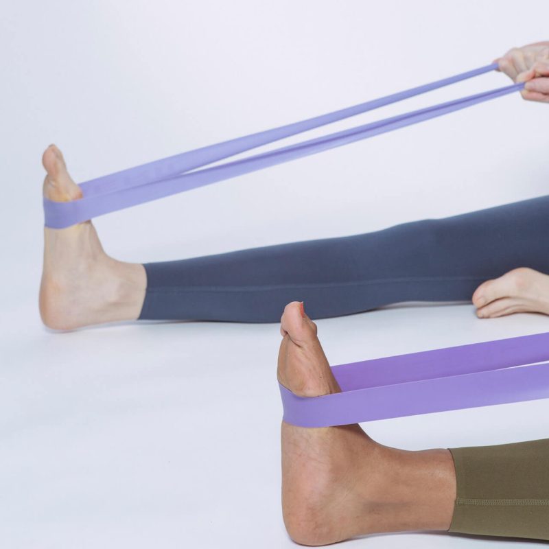 pieds étirés par un élastique violet