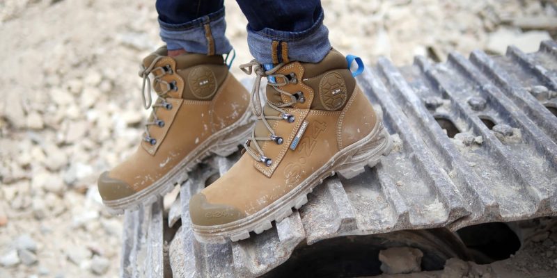 chaussure de sécurité outdoor sur une chaine d'engin