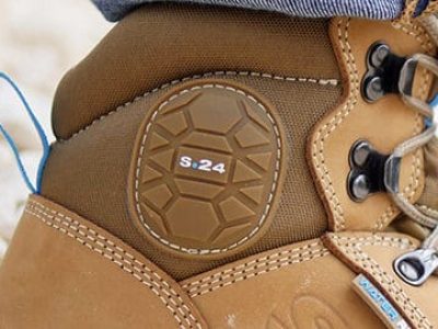 zoom sur la protection malléole d'une chaussure marron