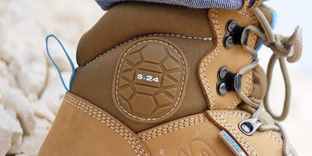 zoom sur la protection malléole d'une chaussure marron